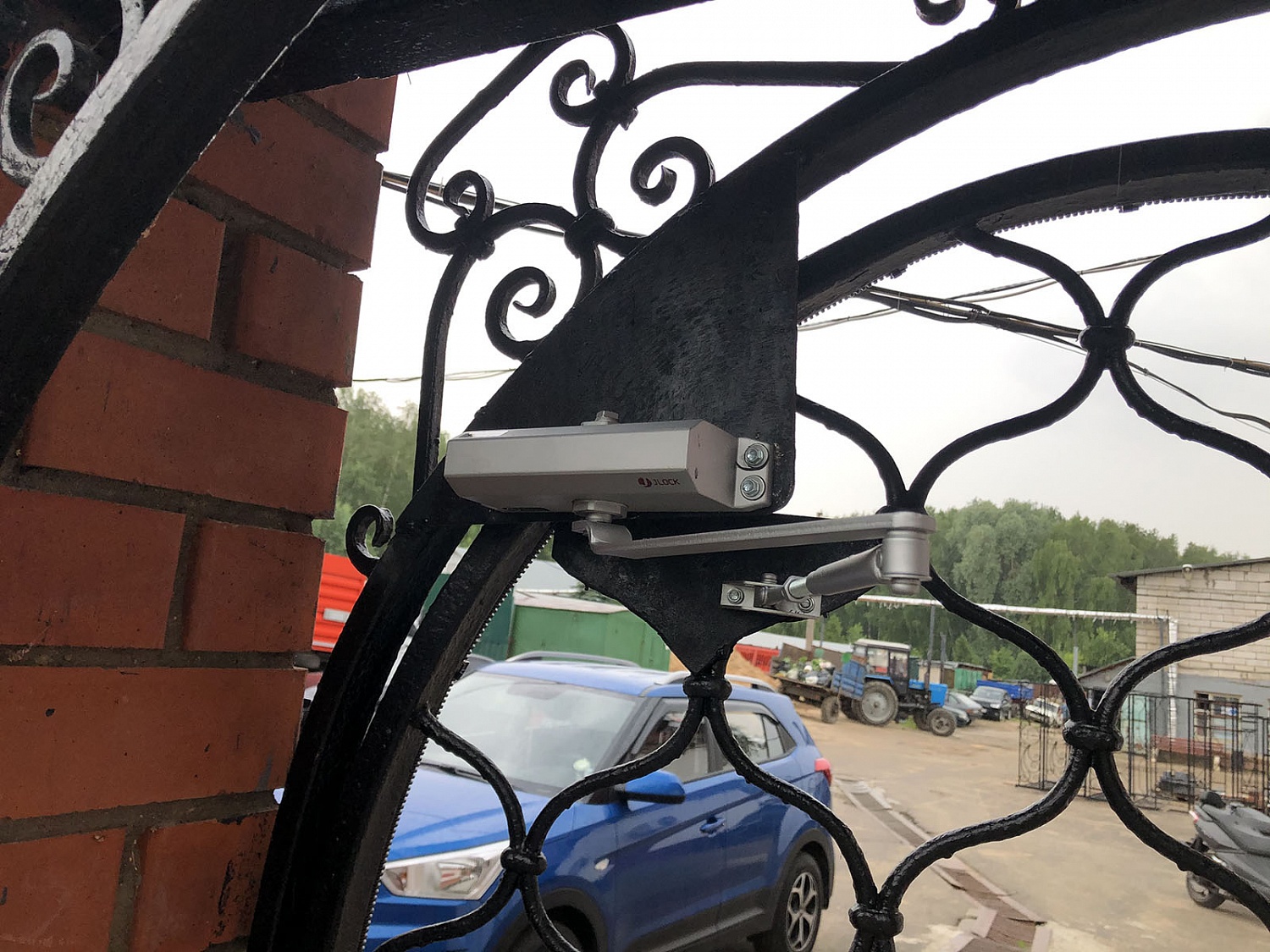 крепление дверного доводчика